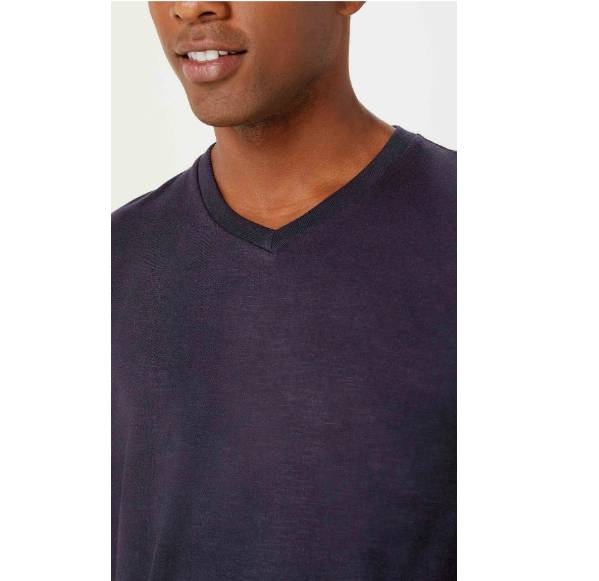 Camiseta Básica Masculina Slim Gola V em Malha Flamê
