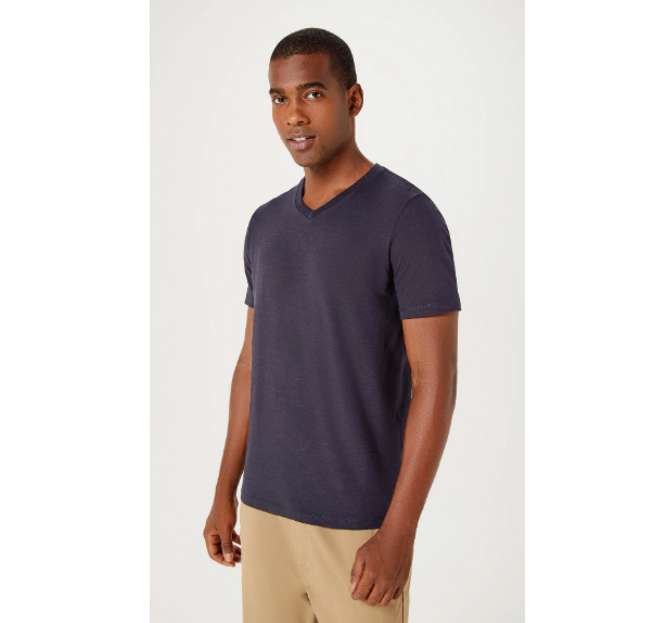 Camiseta Básica Masculina Slim Gola V em Malha Flamê